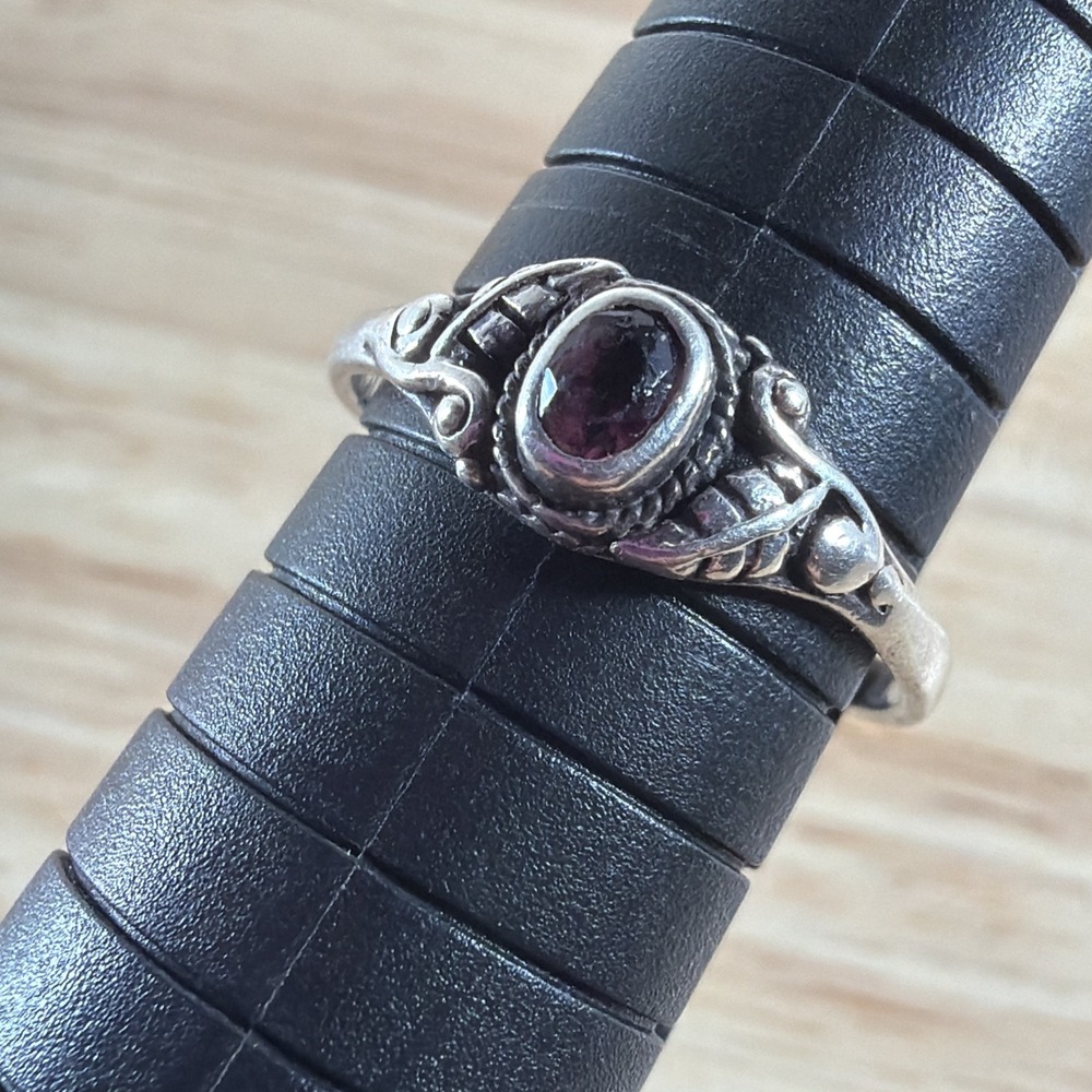 Womens Vintage Estate Sterling Silver Modernist Ring Size 7 Dainty Purple Stone